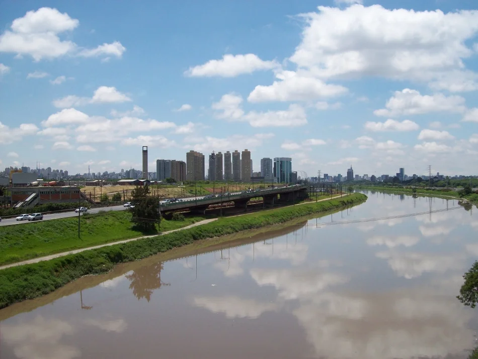 Um desabafo nas redes virou mutirão: 5 mil voluntários devolvem a vida a um rio histórico